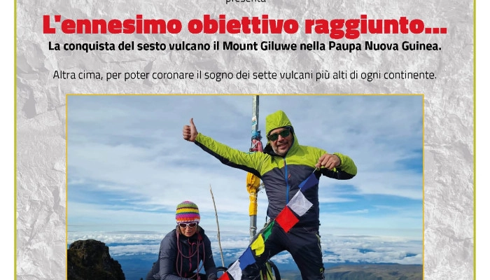 Foto di due persone felici che sono in cima ad un vulcano appena scalato. Serata con CLAUDIO CECCATO, giovedì 05 ottobre ore 20.30, Sala Guarnieri - Pedavena