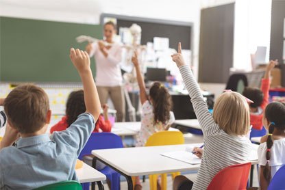 Bambini con le mani alzate in tasca