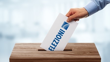 votazione nella urna elettorale