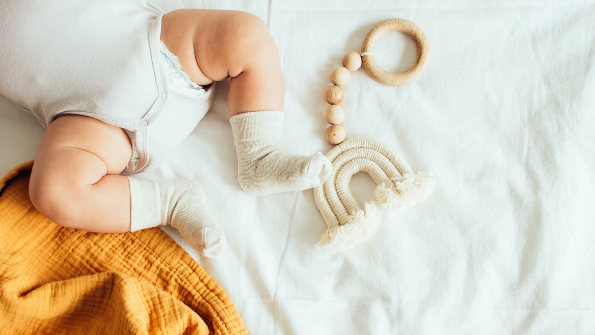 bambino con un giocattolo